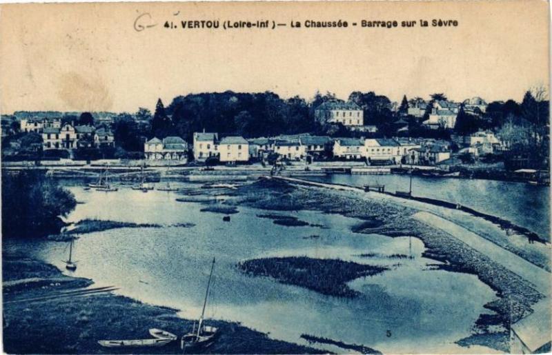Carte postale ancienne Vertou - La Chaussée - Barrage sur la Sevre à Vertou