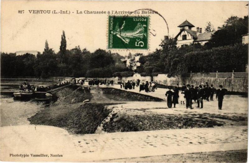 Carte postale ancienne Vertou - La Caussée a l'Arrivée du Bateau à Vertou