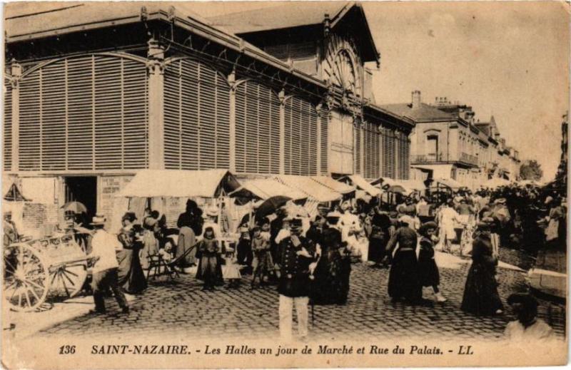 Carte postale ancienne Saint-Nazaire - Les Halles un jour de Marché et Rue du Palais à Saint-Nazaire