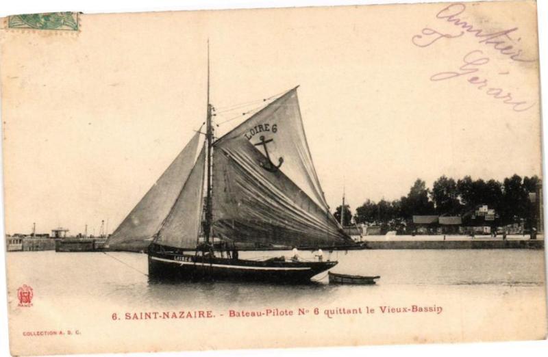 Carte postale ancienne Saint-Nazaire - Bateau-Pilote No 6 quittant le Vieux-Bassin à Saint-Nazaire