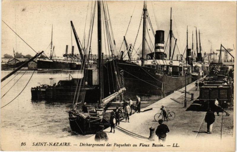 Carte postale ancienne Saint-Nazaire - Dechargement des Paquebots à Saint-Nazaire