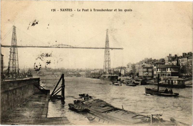 Carte postale ancienne Nantes-Le Pont a Transbordeur et les quais à Nantes