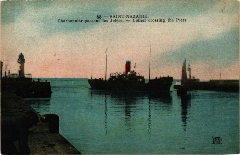 Carte postale ancienne Saint-Nazaire - Charbonnier passant les Jetées - Collier crossing à Saint-Nazaire
