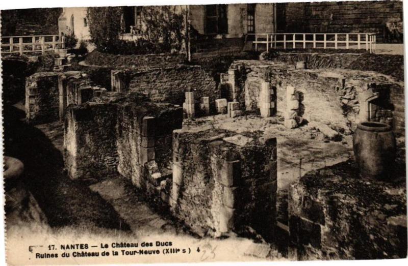 Carte postale ancienne Nantes - La Chateau des Ducs - Ruines du Chateau de la Tour-Neuve à Nantes