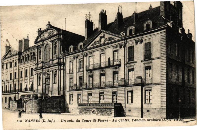 Carte postale ancienne Nantes - Un coin du Cours Saint-Pierre - Au Centre l'ancien à Nantes