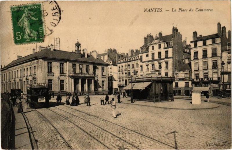 Carte postale ancienne Nantes - La Place du Commerce à Nantes