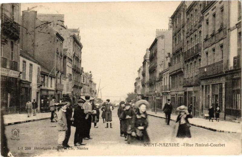 Carte postale ancienne Saint-Nazaire-Rue Amiral-Courbet à Saint-Nazaire