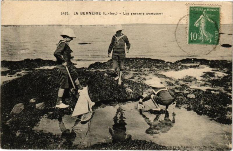 Carte postale ancienne La Bernerie - Les Enfants Stamussent