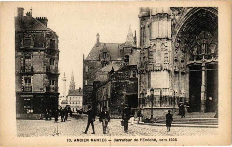 Carte postale ancienne Ancien Nantes - Carrefour de l'Eveche vers 1905 à Nantes
