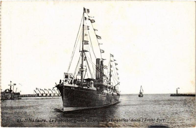 Carte postale ancienne Saint-Nazaire-Le Paquebot Transatlantique Le Versailles dans l'Avant à Saint-Nazaire