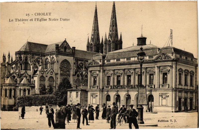 Carte postale ancienne Cholet-Le Théatre et l'Eglise N.-D. à Cholet