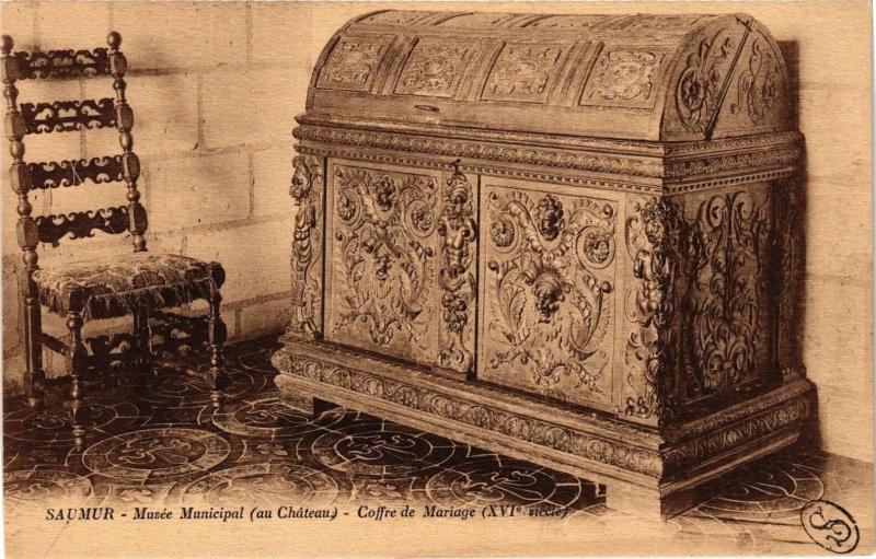Carte postale ancienne Saumur - Musée Municipal (au Chateau) - Coffre de Mariage à Saumur