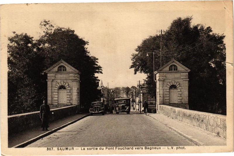 Carte postale ancienne Saumur - La sortie du Pont Fouchard Vers Bagneux à Saumur
