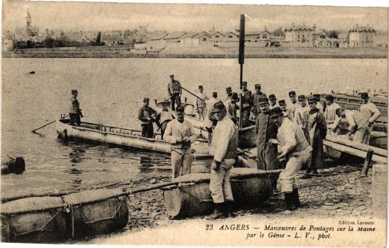 Carte postale ancienne Angers-Manoeuvres de Pontages sur la Maine par le Gennie à Angers