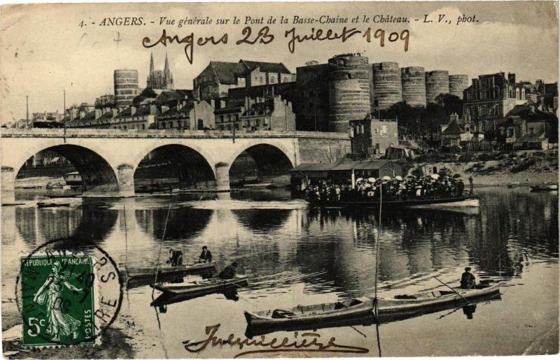 Carte postale ancienne Angers-Vue générale sur le Pont de la Basse Chaine et le Chateau à Angers