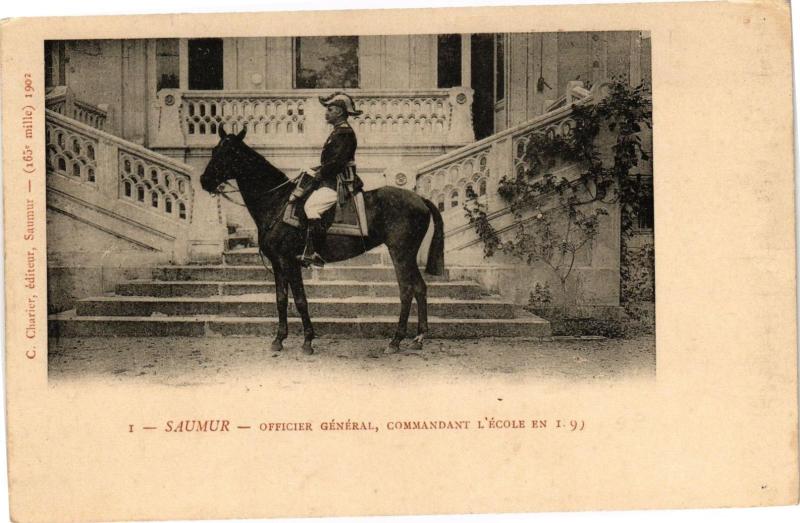 Carte postale ancienne Saumur - Officier général commandant l'Ecole en I.9 à Saumur