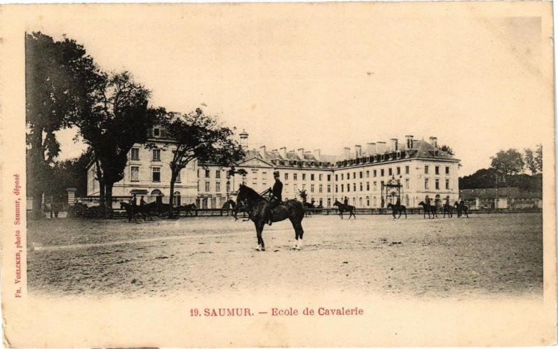 Carte postale ancienne Saumur - Ecole de Cavalerie à Saumur