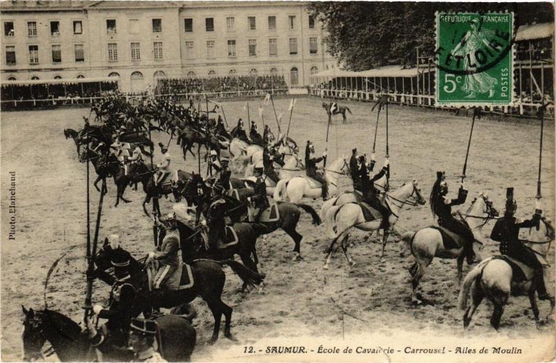 Carte postale ancienne Saumur - Ecole de Cavaliere - Carrousel - Alles de Moulin à Saumur