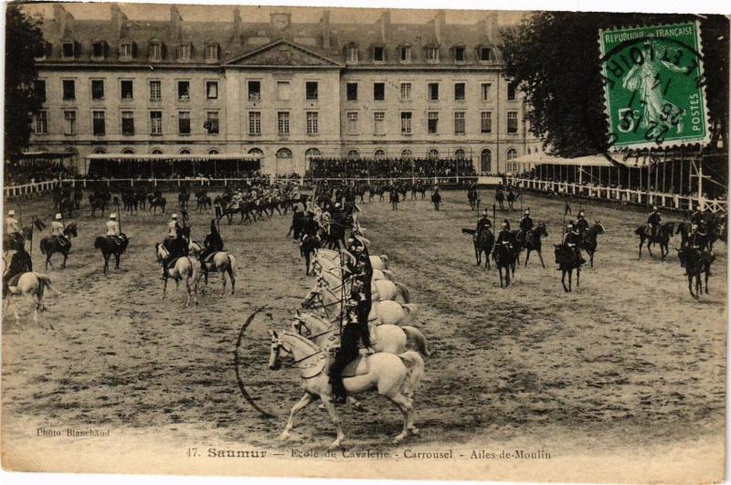 Carte postale ancienne Saumur - Ecole de Cavalerie - Carrousel - Ailes-de-Moulin à Saumur