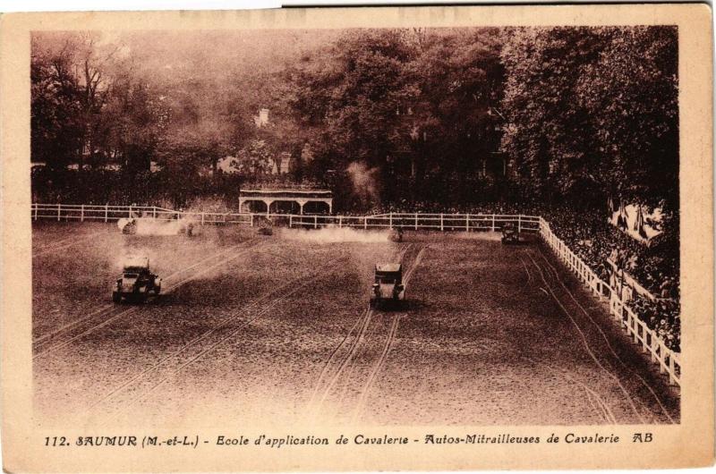 Carte postale ancienne Saumur Ecole d'application de Cavalerie - Autos à Saumur