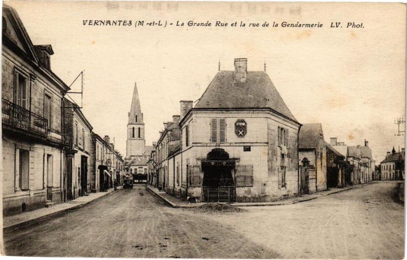 Carte postale ancienne Vernantes - La Grande Rue et la rue de la Gendarmerie à Vernantes