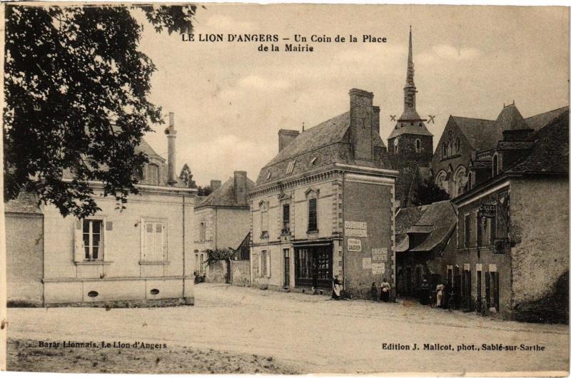 Carte postale ancienne Le Lion-d'Angers - Un Coin de la Place de la Mairie au Lion-d'Angers