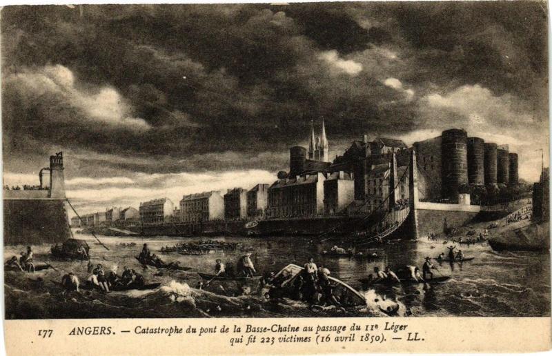 Carte postale ancienne Angers - Catastrophe du pont de la Basse-Chaine au passage du à Angers