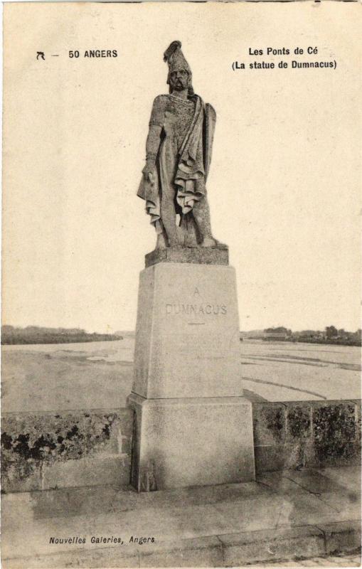 Carte postale ancienne Angers - Les ponts du Ce (La statue de Dumnacus) à Angers