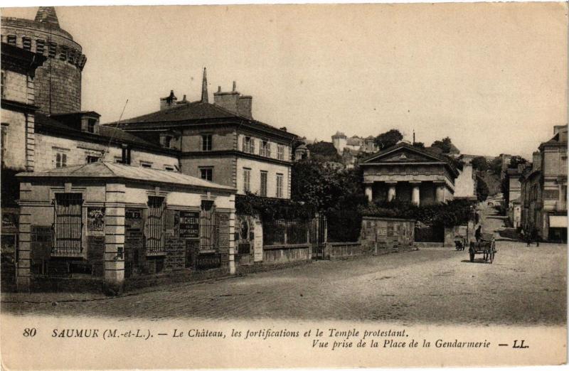 Carte postale ancienne Saumur Le Chateau les fortifications et le Temple à Saumur