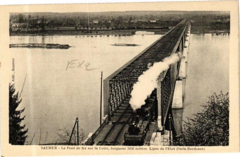 Carte postale ancienne Saumur - Le pont de fer sur la Loire à Saumur