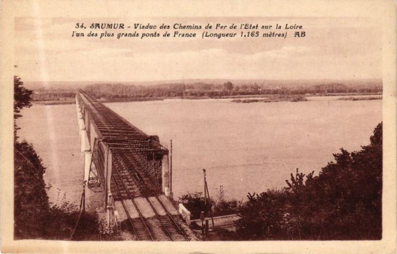 Carte postale ancienne Saumur - Viaduc des Chemins de Fer de l'Etat sur la Loire à Saumur