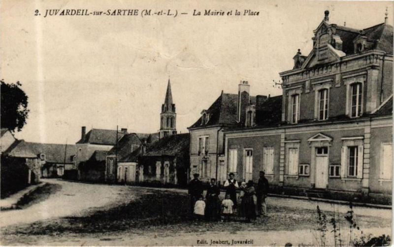 Carte postale ancienne Juvardeil-sur-Sarthe - La Mairie et la Place à Juvardeil