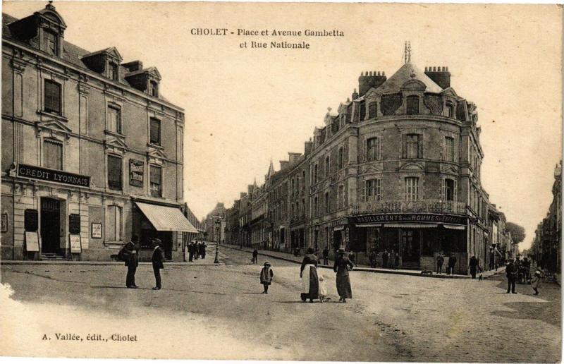 Carte postale ancienne Cholet-Place et Avenue Gambetta et Rue Nationale à Cholet