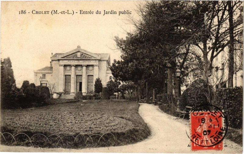 Carte postale ancienne Cholet-Entrée du Jardin public à Cholet