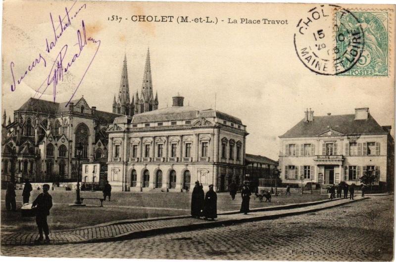 Carte postale ancienne Cholet-La Place Travot à Cholet