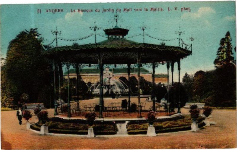 Carte postale ancienne Angers - Le Kiosque du Jardin du Mail Vers la Mairie à Angers