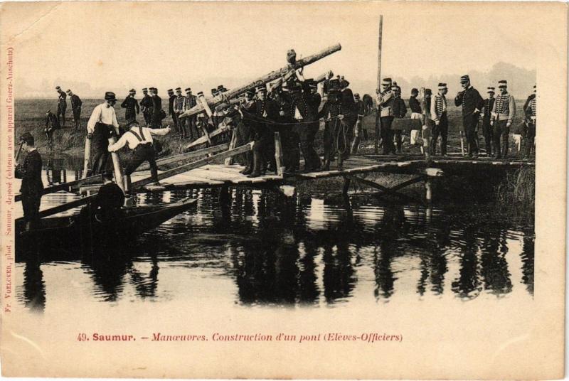 Carte postale ancienne Saumur - Manceuvres Constuction d'un pont (Eleves-Officiers) à Saumur