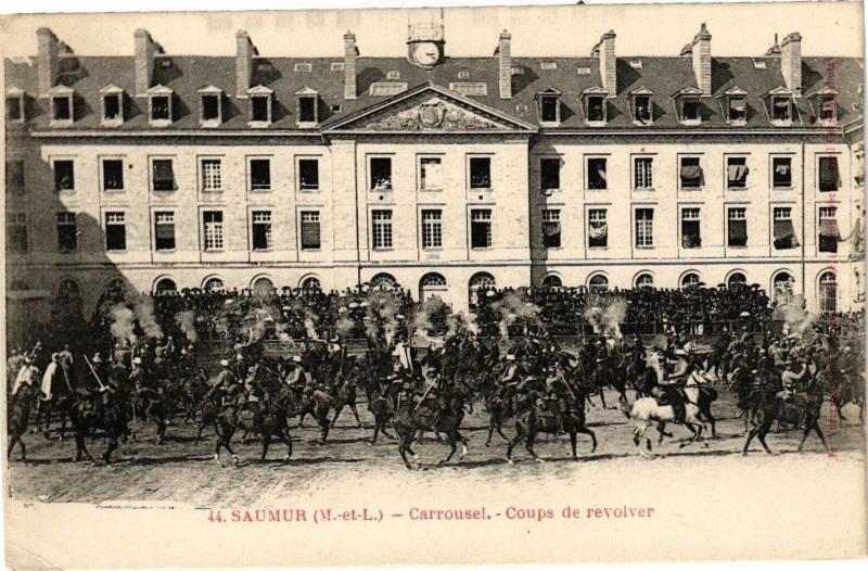 Carte postale ancienne Saumur - Carousel - Coups de revolver à Saumur