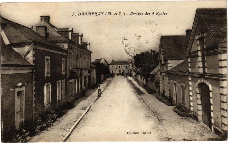 Carte postale ancienne Daumeray - Arrivée des 4 Routes