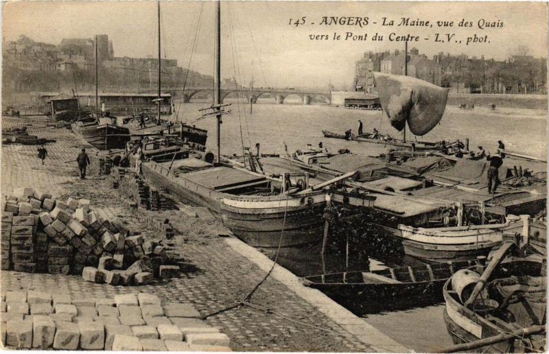 Carte postale ancienne Angers-La Maine vue des Quais Vers le Pont du Centre à Angers