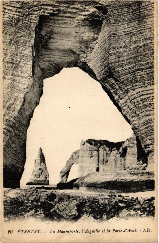 Carte postale ancienne La Manneporte, l'Aiguille et la Porte d'Aval à Étretat