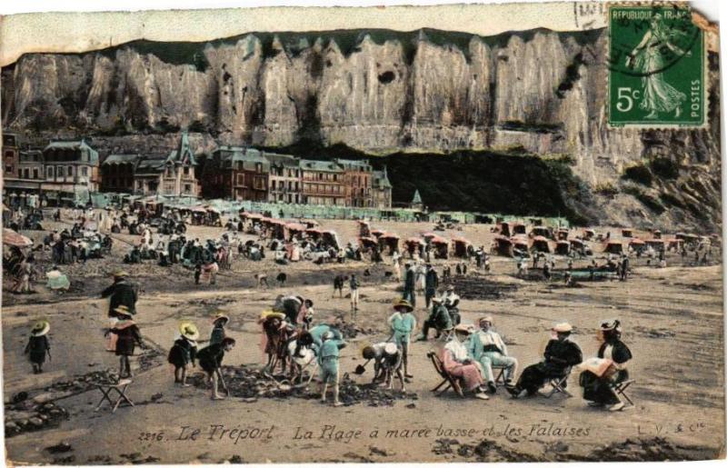 Carte postale ancienne Ed. Aqua 2216 Le Treport La Plage a marre basse et les Falaises