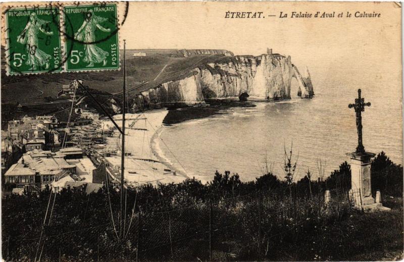 Carte postale ancienne Etretat-La Falaise d'Aval et le Calvaire
