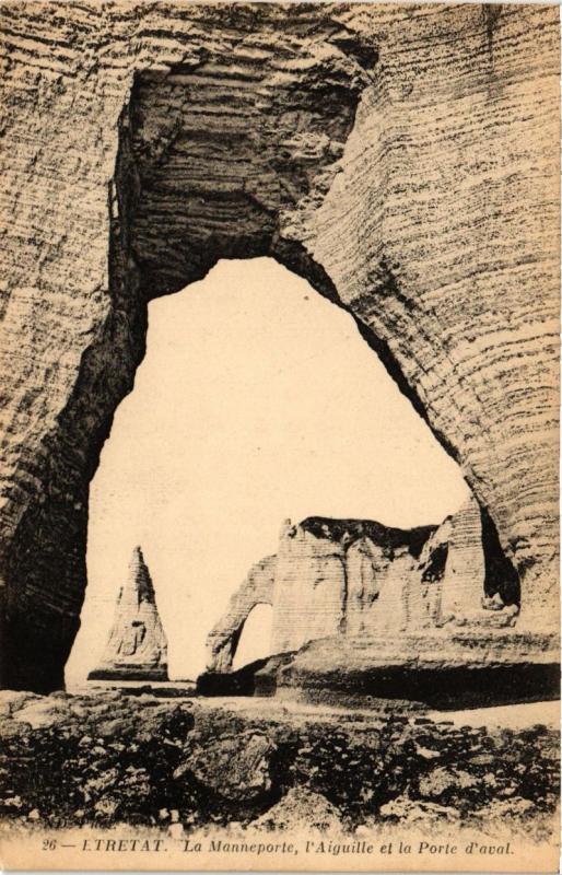 Carte postale ancienne La Manneporte, l'Aiguille et la Porte d'Aval à Étretat