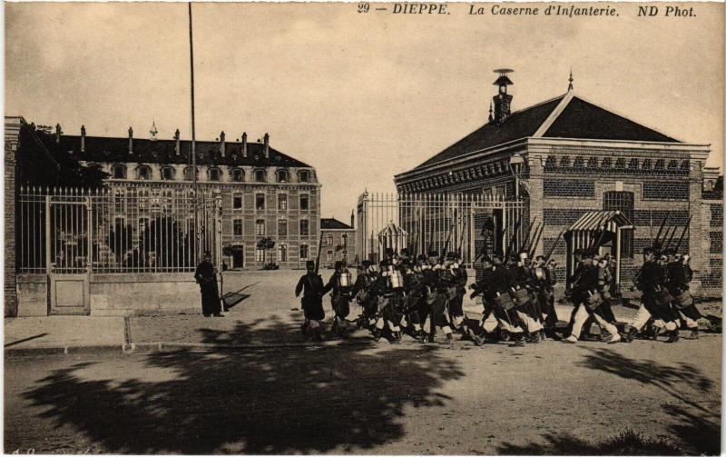 Carte postale ancienne Dieppe-La Caserne d'Infanterie à Dieppe
