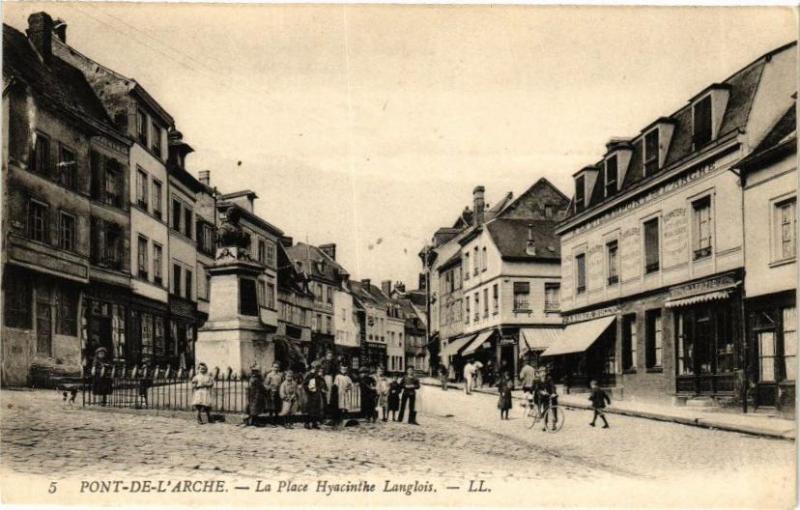 Carte postale ancienne Pont-de-l'Arche - La Place Hyacinthe Langlois à Pont-de-l'Arche