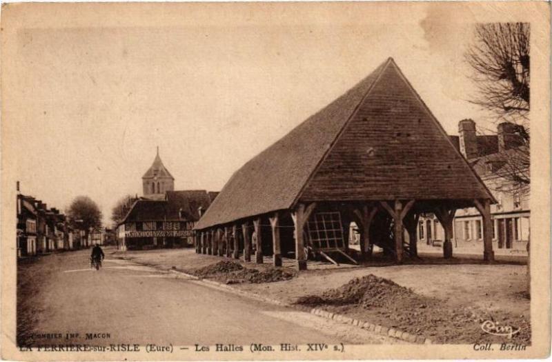 Carte postale ancienne La Ferriere-sur-Risle - Les Halles (Mon.HiSaint-Xiv s.) à La Ferrière-sur-Risle
