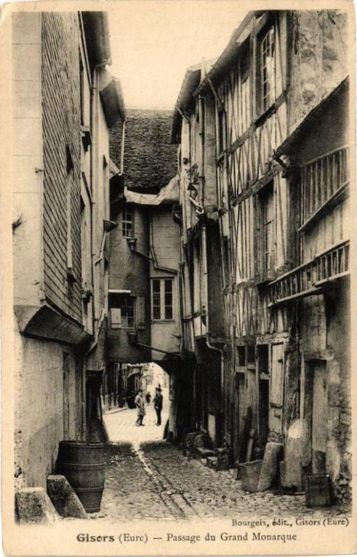 Carte postale ancienne Gisors - Passage du Grand Monarque à Gisors