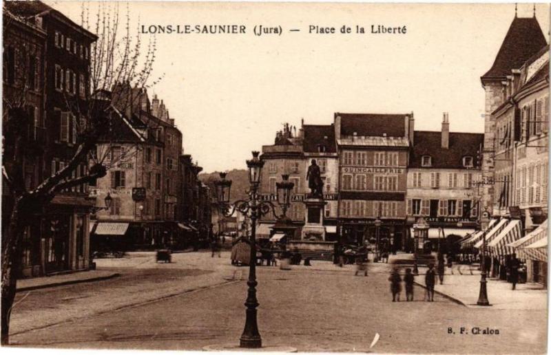 Carte postale ancienne Lons-le-Saunier-Place de la Liberte à Lons-le-Saunier