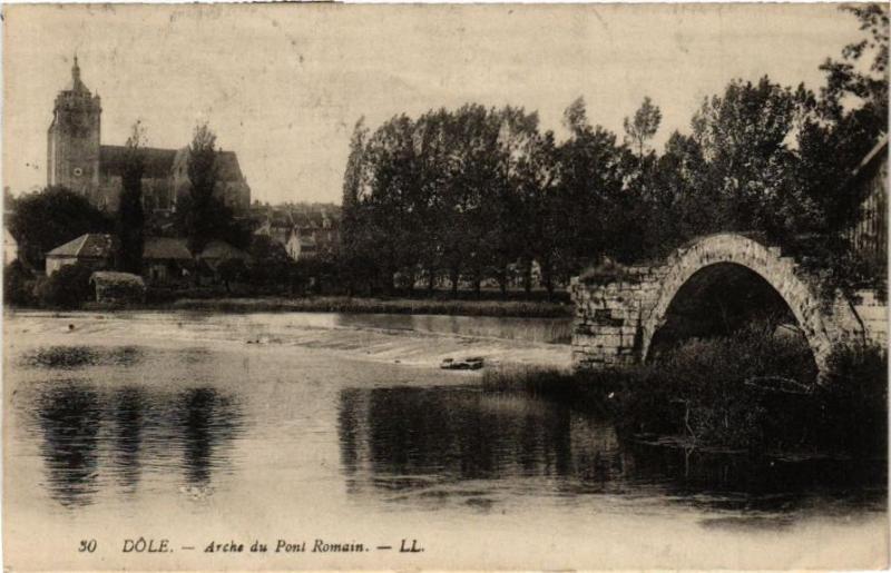 Carte postale ancienne Dole-Arche du Pont Romain à Romain